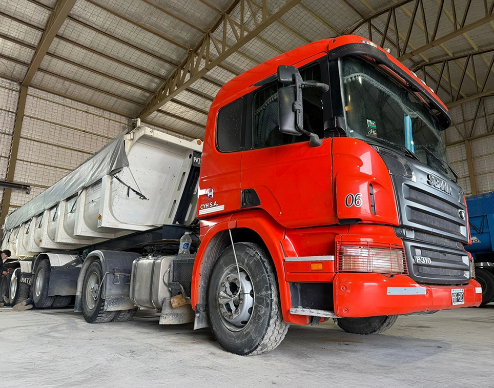 Camión con batea en operación — CYH S.A. Transportes