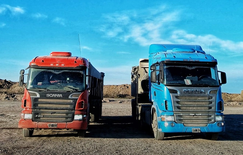 Camión batea trabajando — CYH S.A. Transportes