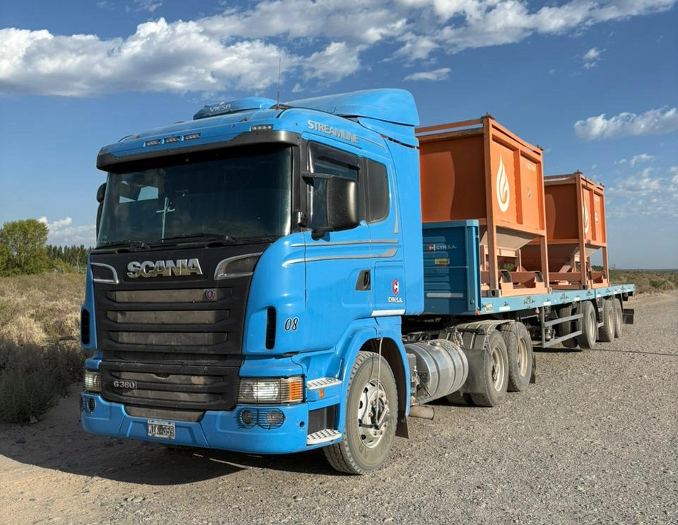 Camión con tolva para transporte de cargas