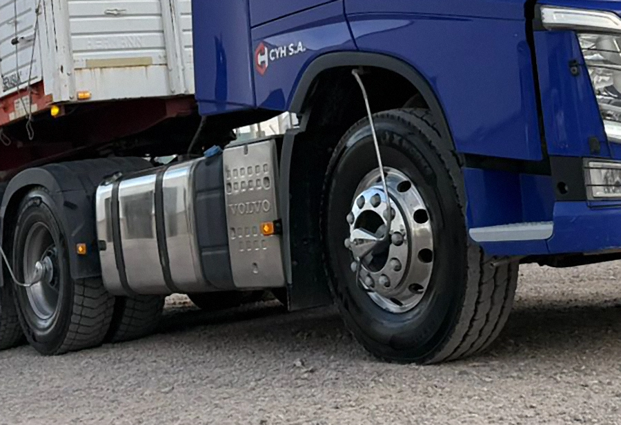 Detalle de rueda y chasis de camión — CYH S.A. Transportes